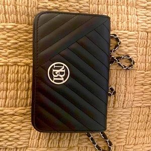 It's black color bag good bag and nice